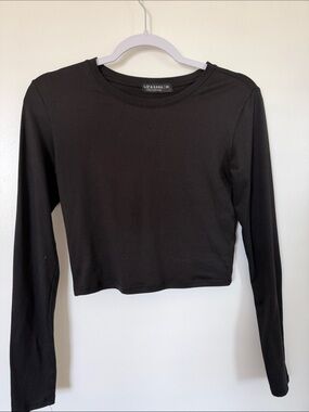 Liz & Sara Black Long-Sleeve Crop Tee